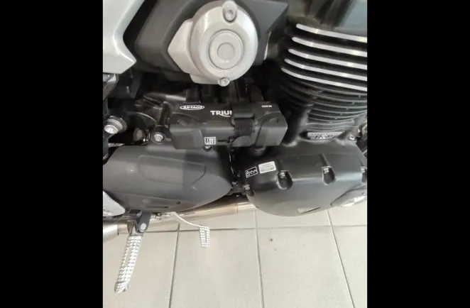 TRIUMPH 1200 1er main revisee