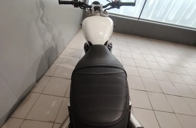 TRIUMPH 1200 1er main revisee