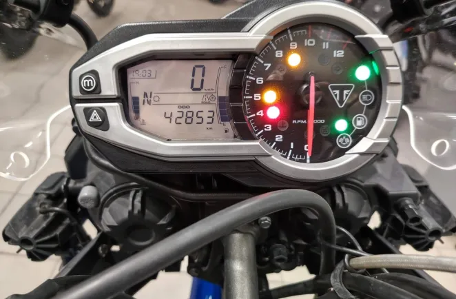 TRIUMPH 800 XRx REVISION DES 40000 KMS OK PNEUS NEUF + KIT CHAINE NEUF