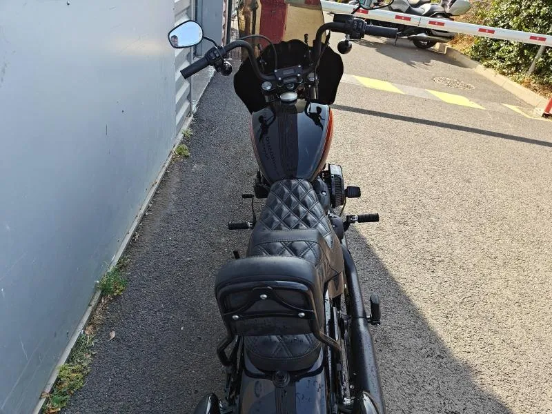 HARLEY-DAVIDSON Custom 1868 Couleur 2022