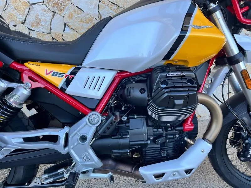 MOTO-GUZZI 850 ABS + TC + OPTIONS