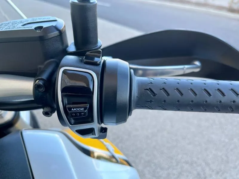 MOTO-GUZZI 850 ABS + TC + OPTIONS