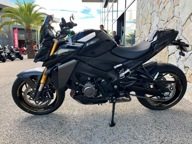 SUZUKI 1000 2023 + OPTIONS
