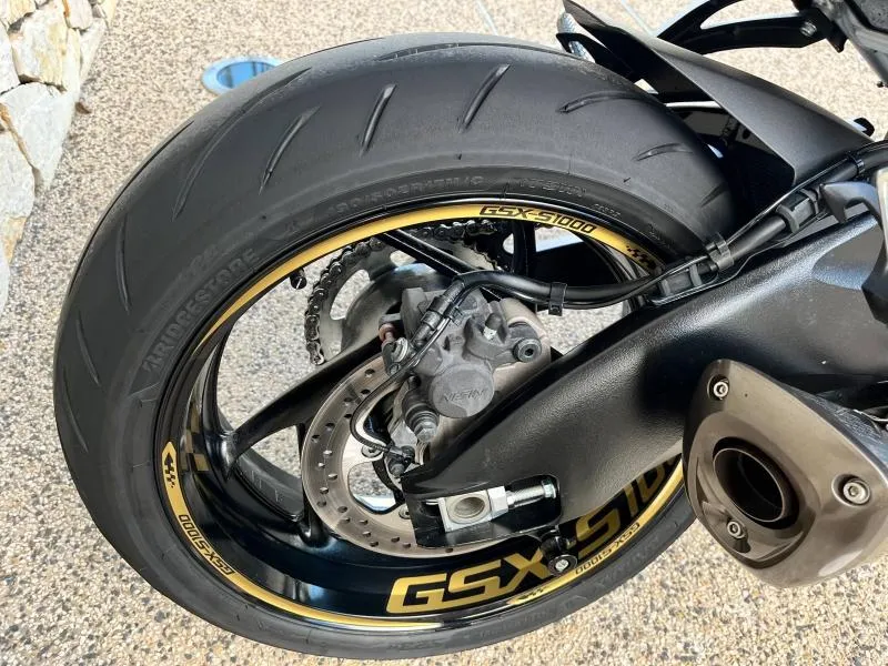 SUZUKI 1000 2023 + OPTIONS