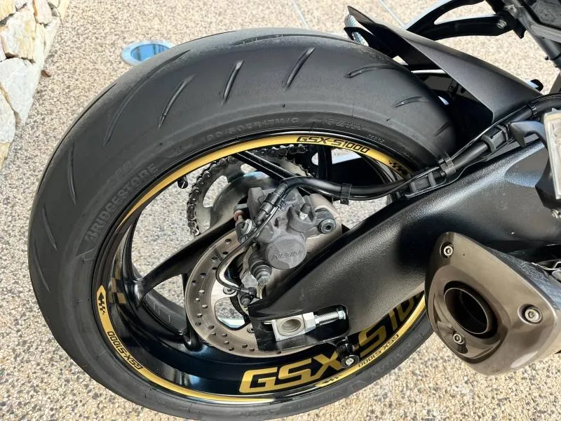 SUZUKI 1000 2023 + OPTIONS