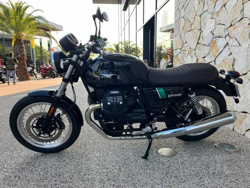 MOTO-GUZZI V7  750