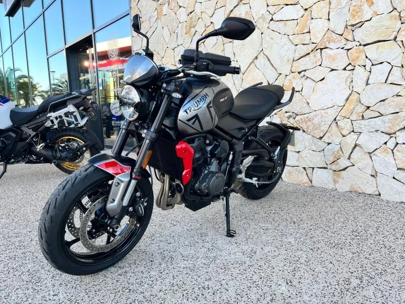 TRIUMPH 660 + OPTION.    950 KM SEULEMENT