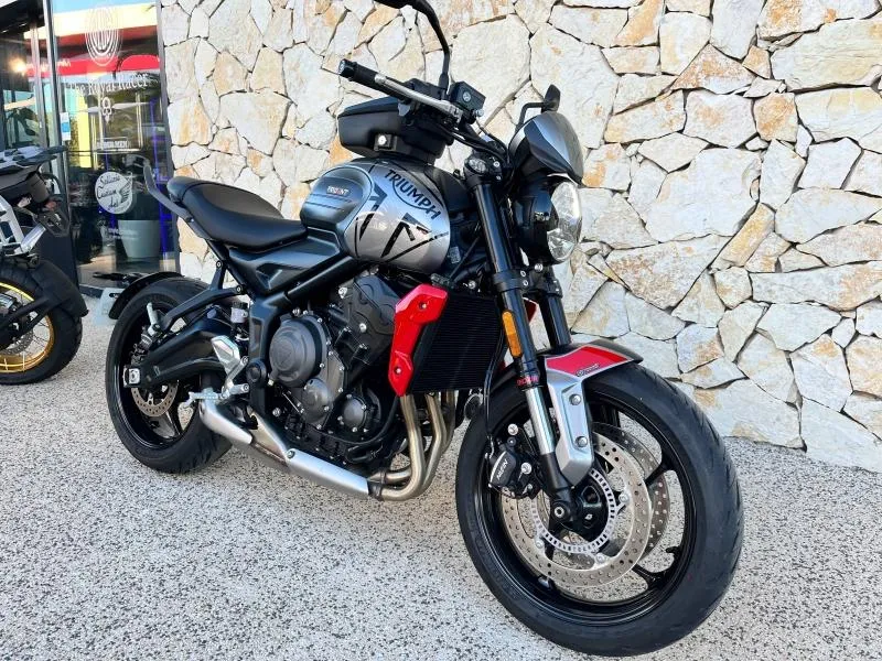 TRIUMPH 660 + OPTION.    950 KM SEULEMENT
