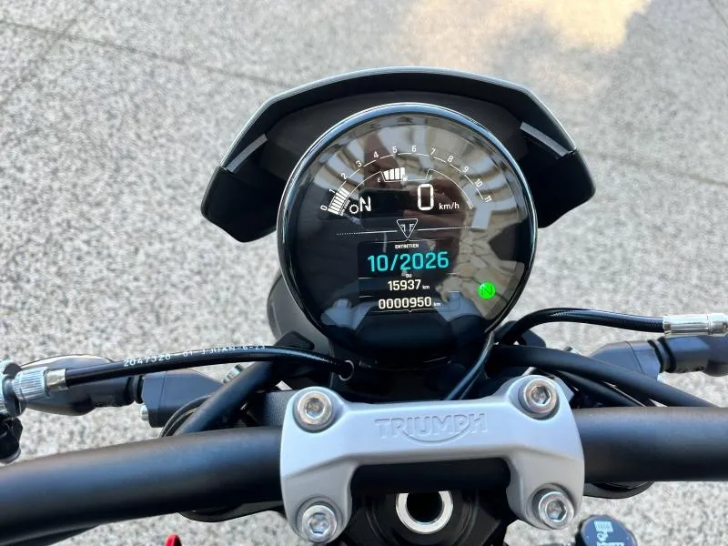 TRIUMPH 660 + OPTION.    950 KM SEULEMENT