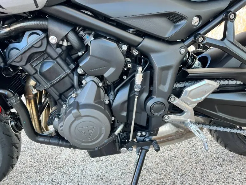 TRIUMPH 660 + OPTION.    950 KM SEULEMENT