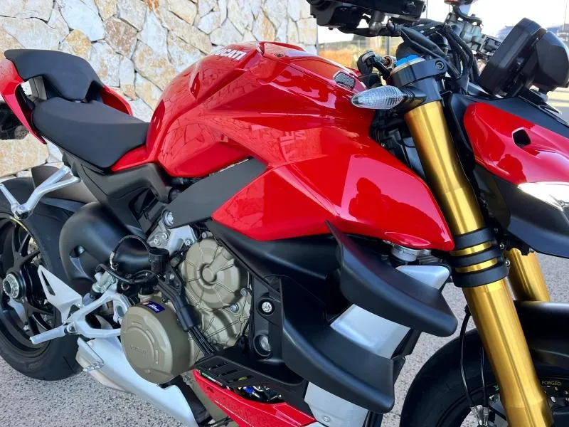 DUCATI 1103  V4 S