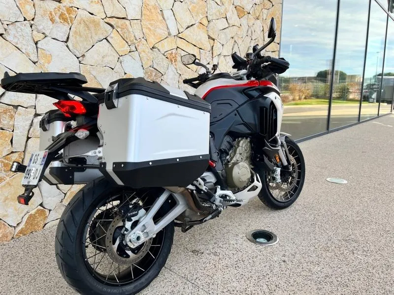 DUCATI V4 Rally 1160 Adventure Travel & Radar
