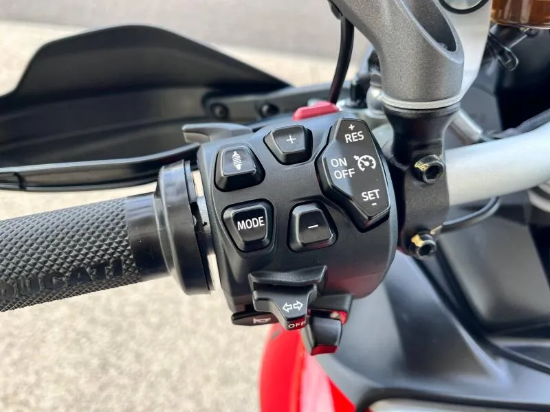 DUCATI V4 Rally 1160 Adventure Travel & Radar