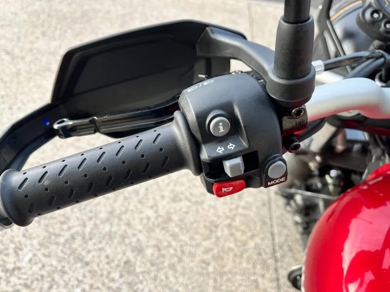 TRIUMPH 900 A2 AVEC BEAUCOUP D'OPTIONS