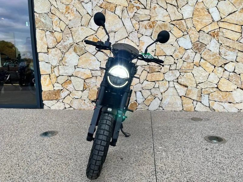 HUSQVARNA 125 2023 avec 2763 km