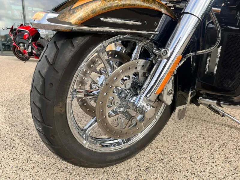 HARLEY-DAVIDSON TOURING ELECTRA GLIDE 1800 ULTRA LIMITED CVO FLHTKSE