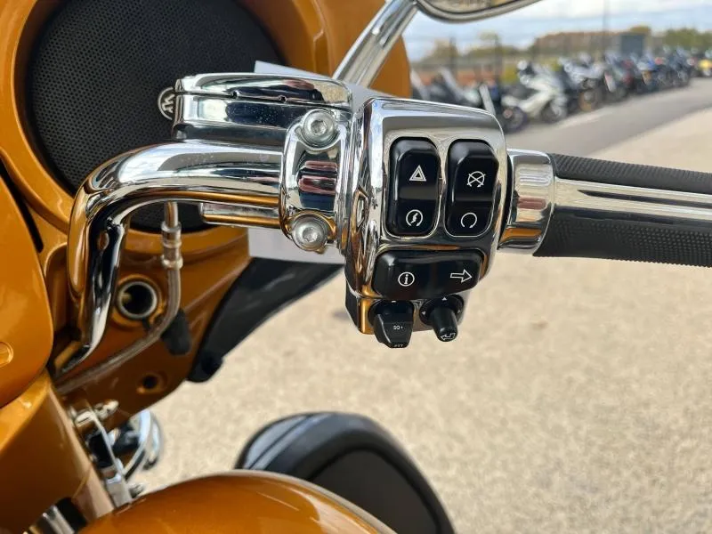 HARLEY-DAVIDSON TOURING ELECTRA GLIDE 1800 ULTRA LIMITED CVO FLHTKSE