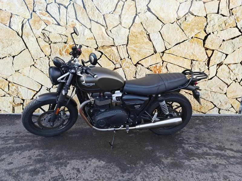 TRIUMPH 900