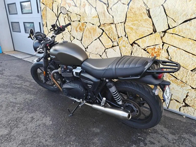 TRIUMPH 900