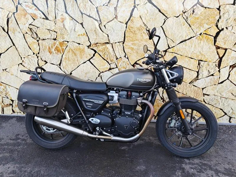 TRIUMPH 900