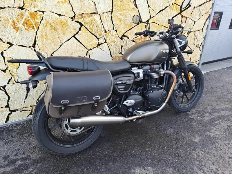 TRIUMPH 900