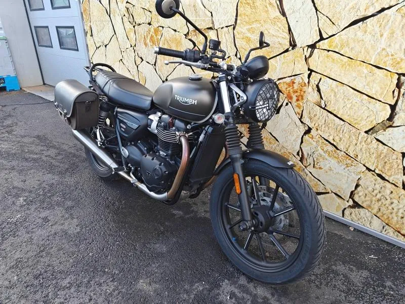 TRIUMPH 900