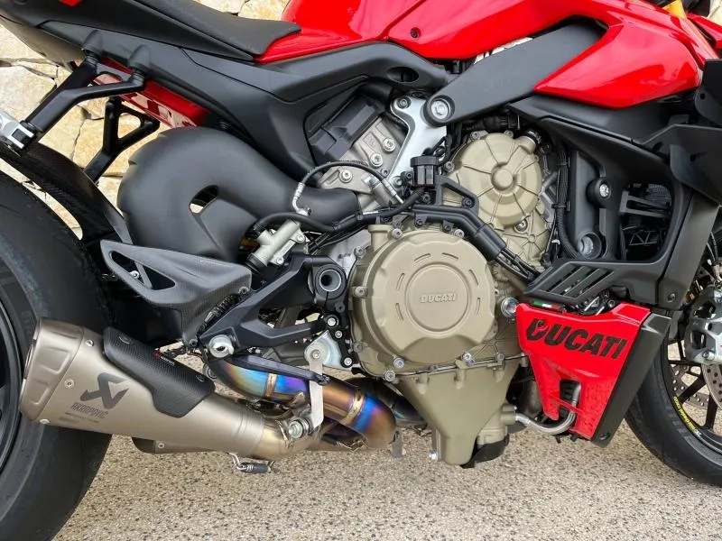 DUCATI 1103  V4 S 2023 avec Pot Akrapovic