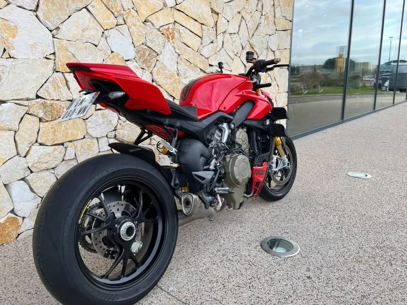 DUCATI 1103  V4 S 2023 avec Pot Akrapovic