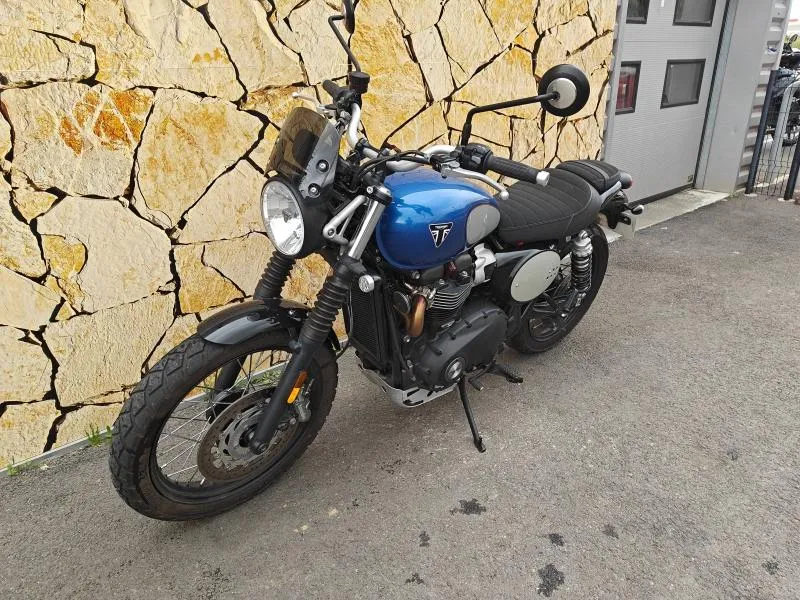 TRIUMPH 900
