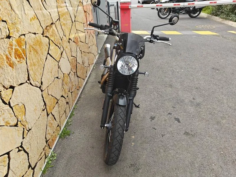 TRIUMPH 900