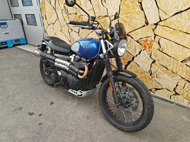 TRIUMPH 900