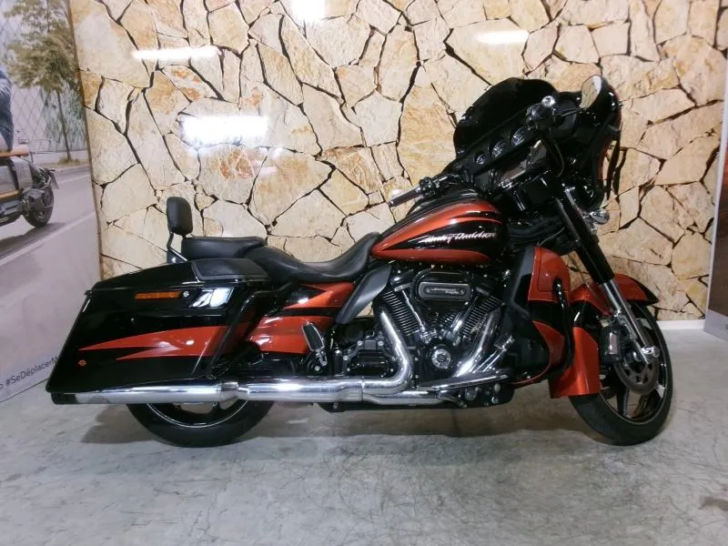 HARLEY-DAVIDSON CVO Street Glide 1868 ABS 2017