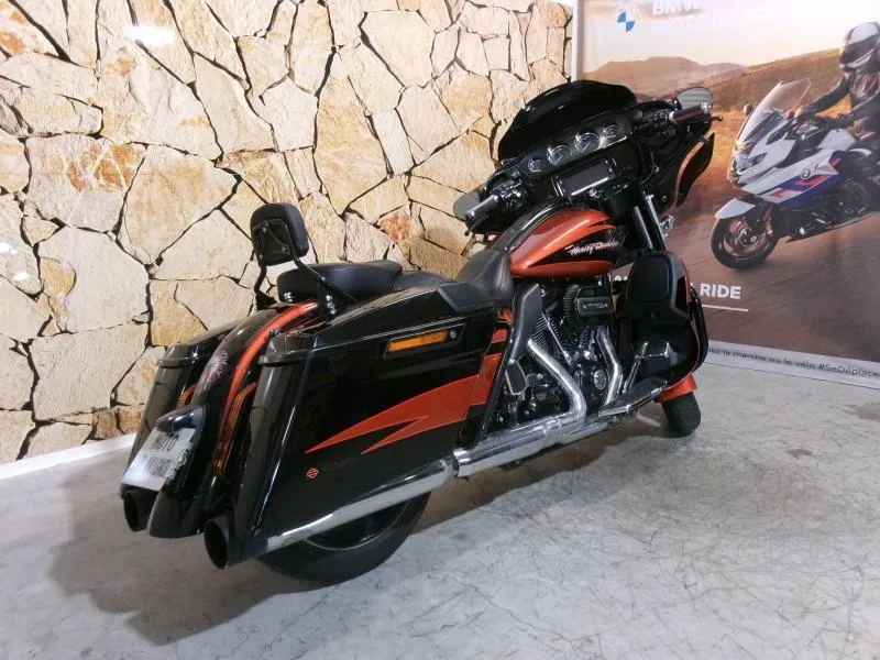 HARLEY-DAVIDSON CVO Street Glide 1868 ABS 2017