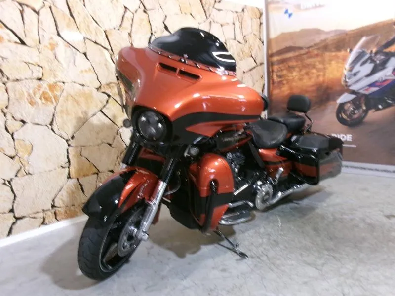 HARLEY-DAVIDSON CVO Street Glide 1868 ABS 2017