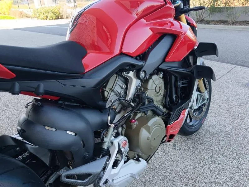 DUCATI 1103  V4 S Option carbone