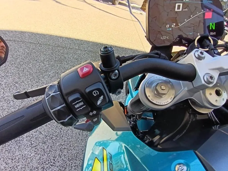 BMW 900 R 2025 105cv shifter