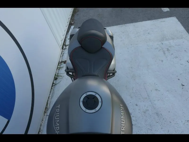 TRIUMPH 1050 R