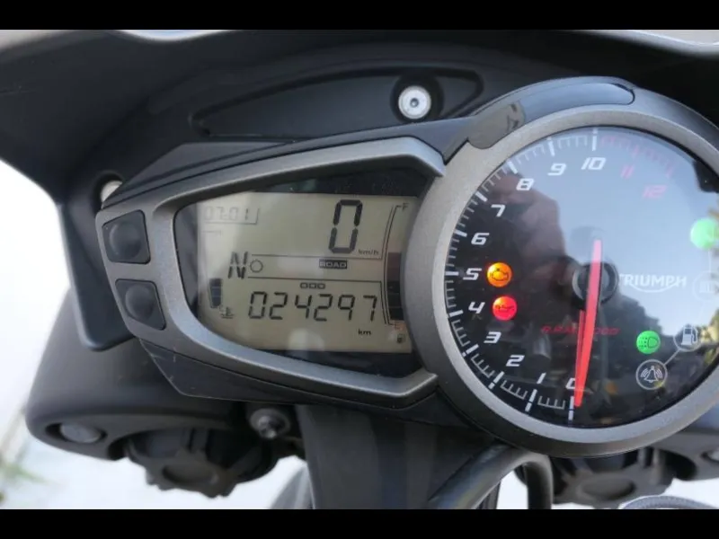 TRIUMPH 1050 R