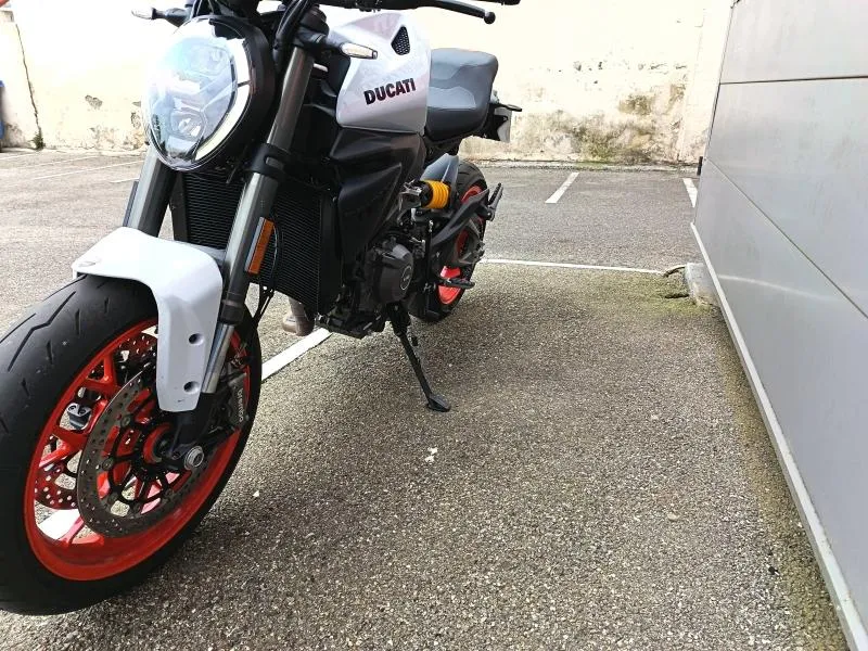 DUCATI Monster 890