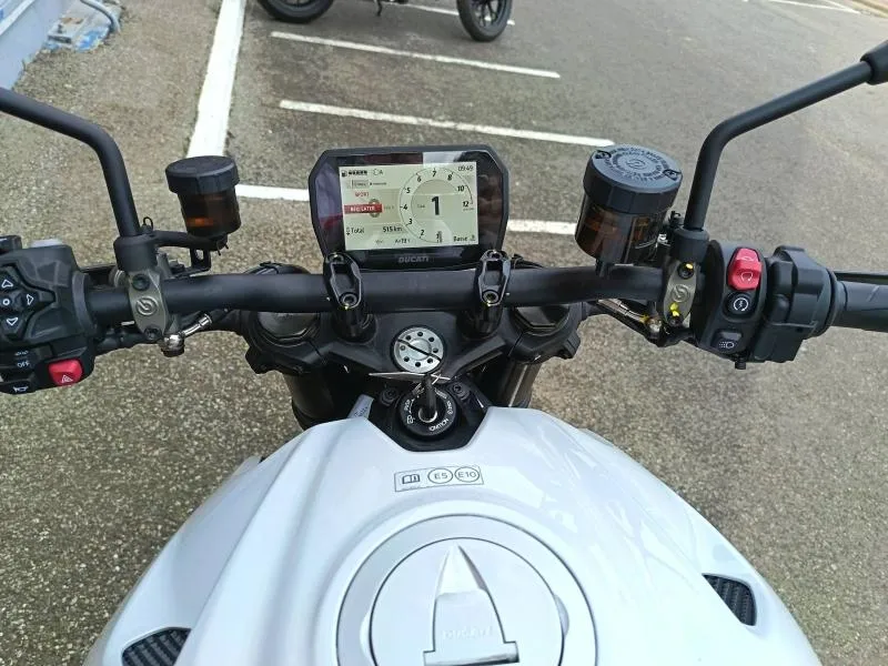 DUCATI Monster 890