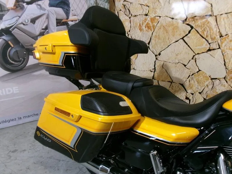 HARLEY-DAVIDSON CVO Street Glide 1923 2022