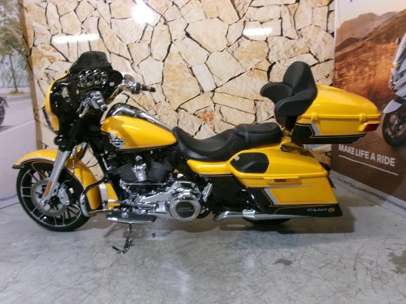 HARLEY-DAVIDSON CVO Street Glide 1923 2022