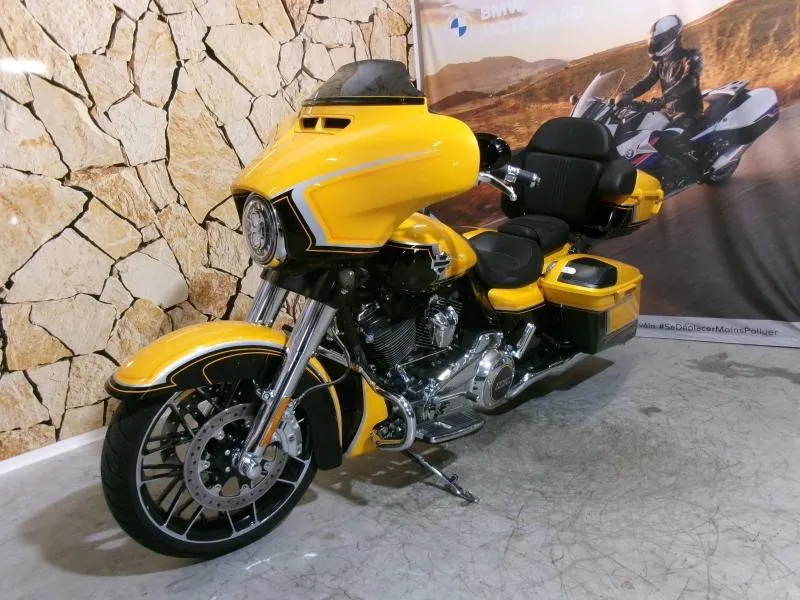 HARLEY-DAVIDSON CVO Street Glide 1923 2022