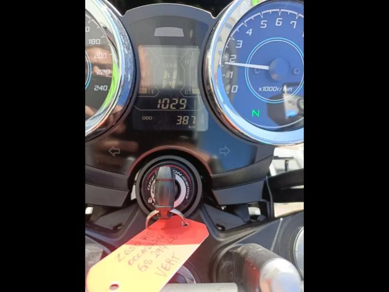 KAWASAKI Z 650 RS 1ER MAIN 383 KMS (particulier)BRIDEE A2 A SAISIR