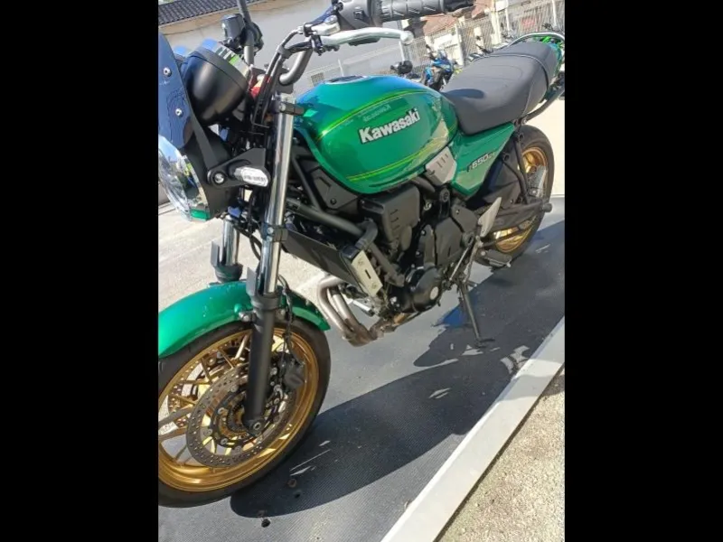 KAWASAKI Z 650 RS 1ER MAIN 383 KMS (particulier)BRIDEE A2 A SAISIR