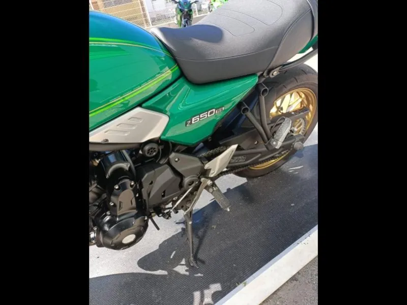 KAWASAKI Z 650 RS 1ER MAIN 383 KMS (particulier)BRIDEE A2 A SAISIR