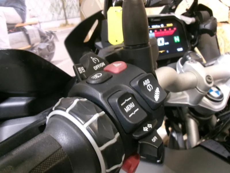 BMW R 1250 GS 3 PACKS + AKRAPOVIC + JANTES RAYONS