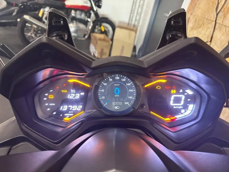 KYMCO 550 .