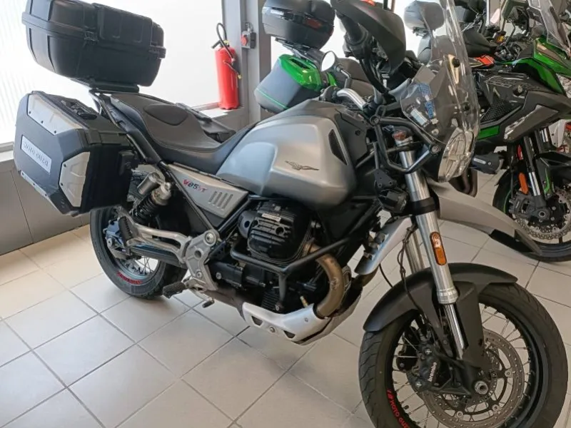 MOTO-GUZZI V85 TT 850 ABS + TC 1ER MAIN REVISEE V 85 TT valises top case