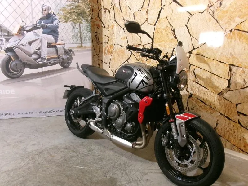 TRIUMPH Trident 660